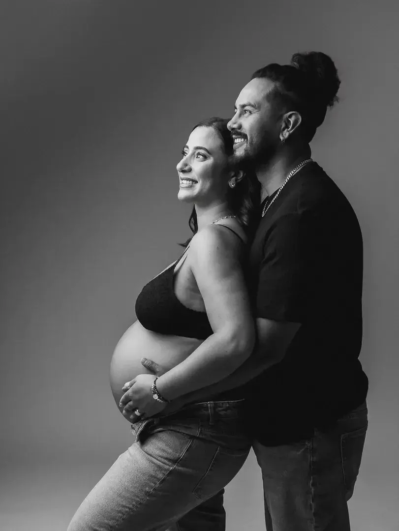 Portrait artistique de future maman au studio